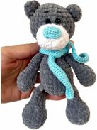 Kézzel Horgolt Zsenili Maci sállal 16 cm  - Amigurumi
